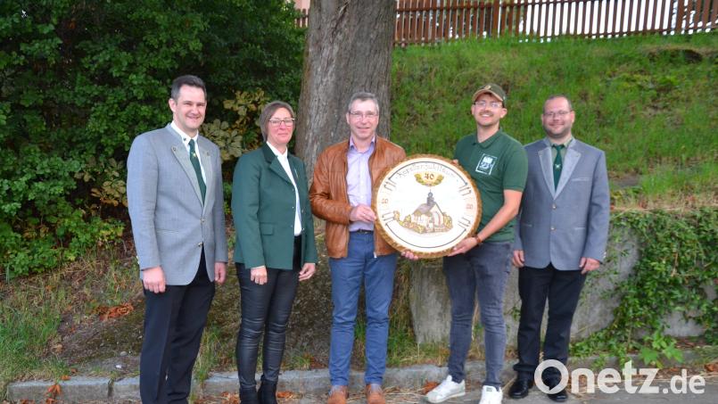 Hermann Ach (Mitte) überreichte seine gestiftete Kapellen-Jubiläumsscheibe mit Schützenmeisterin Claudia Kraus und Sportleiter Johannes Hanauer (von links) an den Gewinner Jonas Weiß (Zweiter von rechts). Dazu gratulierte auch Vorstandsmitglied Stephan Wittmann (rechts). Johannes Hanauer gab die Gewinner der Brotzeitscheibe bekannt. Bild: gi