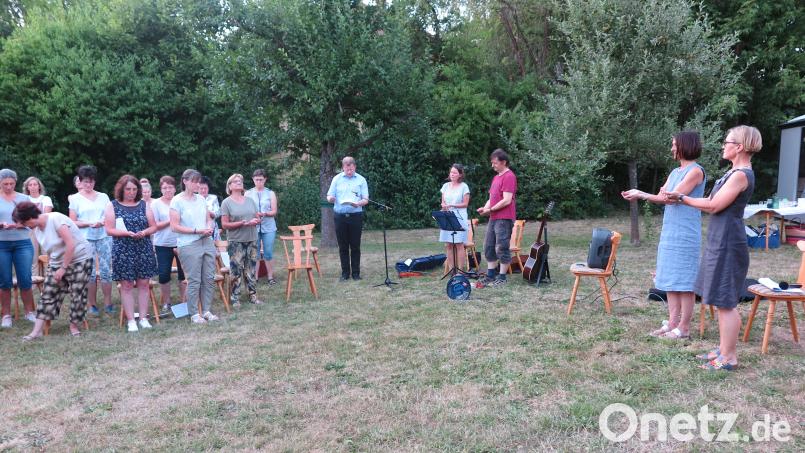 „Segen sei mit dir, Sommerfreude leuchte dir“, wünschte Stadtpfarrer Thomas Kraus (Mitte) allen Gläubigen. Bild: jzk
