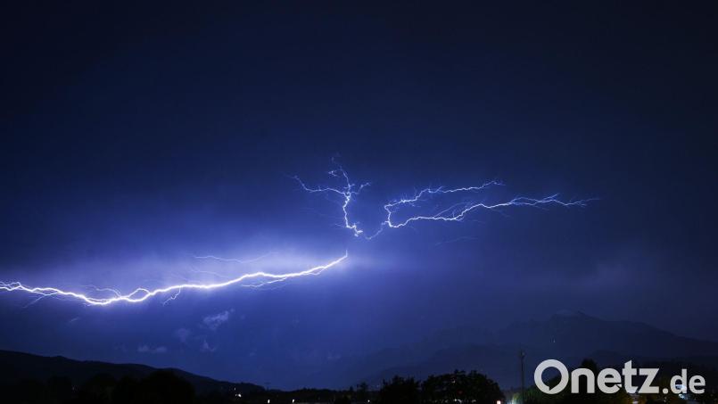 Ein Unwetter hat am Montagabend in Franken für zahlreiche Feuerwehreinsätze gesorgt. Symbolbild: Barbara Gindl/APA/dpa
