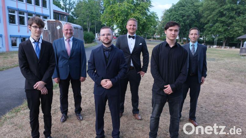 Sie schafften ihren Schulabschluss mit einer Eins vor dem Komma (vorne, von links): Dennis Klein, Dominik Wegele und Felix Adams. (Janna Maier war erkrankt); dahinter (von links) Rektor Udo Leitz sowie die Klassleiter Fabian Siegert (9b) und Thomas Kelberer (9a). Bild: usc