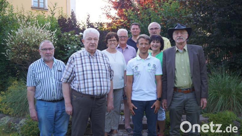 Karl-Heinz Stoppa (zweiter von links) ist für weitere zwei Jahre Vorsitzender des Kuratoriums zur Sportförderung. Ihm zur Seite steht Thomas Teich (fünfter von links). Hildegard Grieb (Dritte von links) füllt die Ämter der Kassenwartin und der Geschäftsführerin aus, fünf Beisitzer komplettieren die Vorstandschaft. Dritter Bürgermeister Günter Gilch (rechts) lobte das Engagement des Vereins Bild: wel