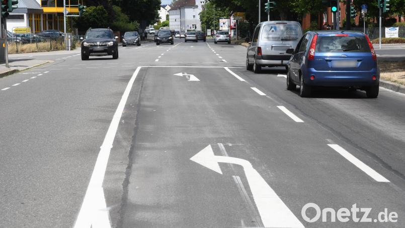 2021 war der Rotkreuzplatz noch die unfallträchtigste Kreuzung Weidens. Seitdem Linksabbieger (Richtung Zur Centralwerkstätte) aber eine eigene Spur haben, kam es zu keiner Karambolage mehr. Bild: Gabi Schönberger