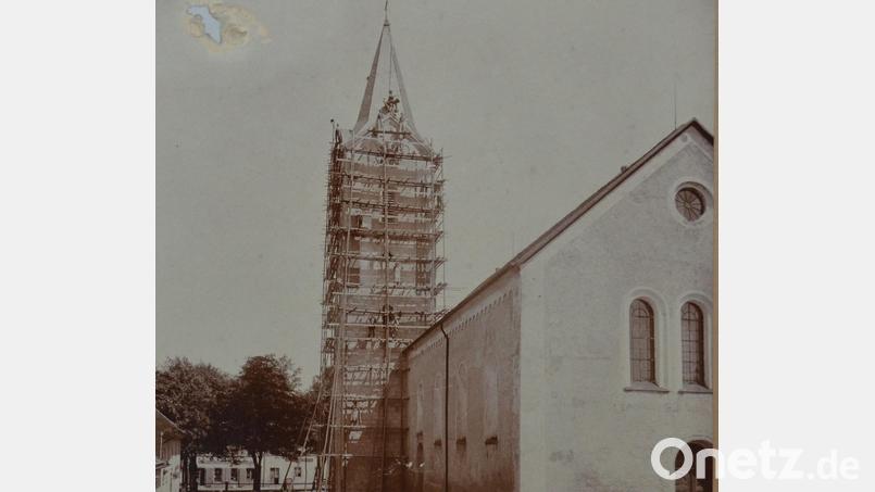 Im Jahr 1890 war der Kirchturm der damaligen Simultankirche eingerüstet. Genau wie heute. Wolfgang Pröls erinnerte sich deshalb an ein Bild, das seiner Großmutter Barbara Pröls, geborene Lehner, gehörte. Repro: dob