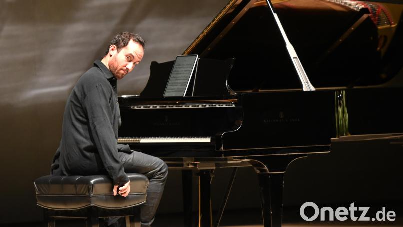 Igor Levit findet bei seinem mit stehenden Ovationen bedachten Auftritt in der Max-Reger-Halle nicht nur bei der Feinjustierung seines Klavierhockers die richtigen Nuancen. Bild: Tobias Schwarzmeier