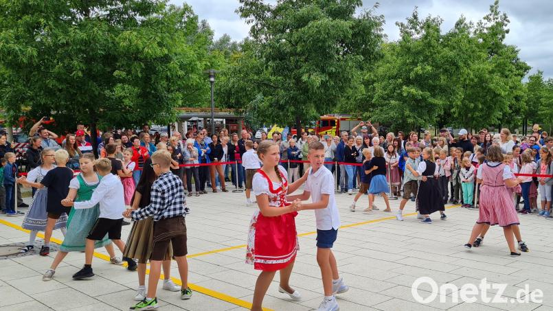 Für Begeisterung unter den zahlreichen Zuschauern sorgt der Boarische, den Schüler der Klasse 4a unter Leitung von Lehrerin Vanessa Honig darbieten. Bild: khg