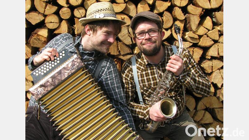 Uli Radl und Dominik Niklas (von links) alias &quot;Original Bauernsfünfer&quot; haben den Dialektpreis Bayern gewonnen. Bild: Original Bauernsfünfer
