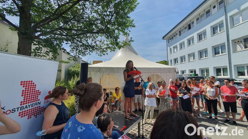 Rund 100 Beschäftigte von Synlab Weiden versammeln sich am 18. Juli im Hof des Unternehmens zu einer Kundgebung. Das Thema: die Tarifrunde. Bild: Benjamin Hannes/IG BCE