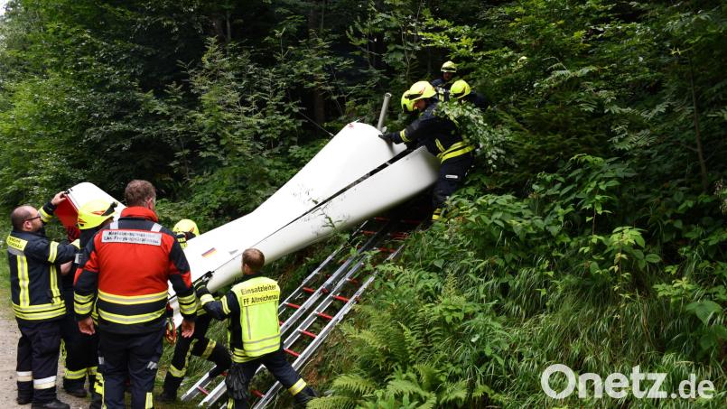 Feuerwehrleute bergen das Wrack eines abgestürzten Ultraleichtflugzeugs aus dem Dickicht eines Waldes im Landkreis Freihung-Grafenau. Bild: Zema-Medien/dpa