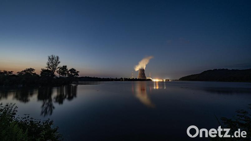 Wasserdampf steigt aus dem Kühlturm vom Atomkraftwerk Isar 2. bei Landshut. Bild: Armin Weigel/dpa