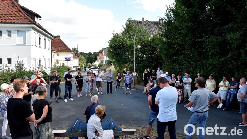 Anwohnerversammlung in der Gümbelstraße: Thema waren die Bordsteinkanten und die Sicherheit der Kinder während der Baumaßnahmen. Bild: Stephan Huber