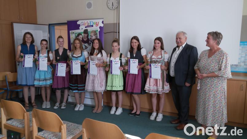 Die diesjährigen Teilnehmerinnen der Girls’Day Akademie Nabburg mit ihren Zertifikaten, Hermann Brandl (bayme vbm, Geschäftsführer der Geschäftsstelle Oberpfalz) und Michaela Heindl (Projektbetreuerin der Girls’Day Akademie Nabburg)-von li

Bei Rückfragen können Sie sich jederzeit melden. Bild: Girls Day Akademie/exb