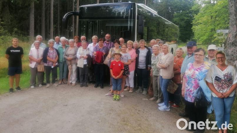 Viele Seniorinnen und Senioren nahmen an der Busfahrt zum Waldhaus teil, Seniorenbeauftragte Sandra Pinzer (rechts) freute sich darüber. Bild: twg