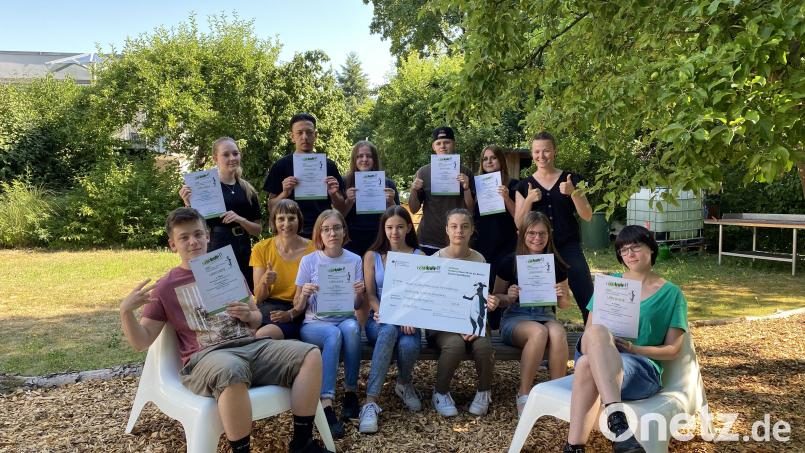 Stolz zeigen die jungen Leute der Klasse EV 10 den Gewinner-Scheck über 550 Euro, unterzeichnet von Bundeslandwirtschaftsminister Cem Özdemir. Mit im Bild ihre Lehrerinnen Isabella Birner und Lena Finsterer. Bild: Lena Finsterer/exb