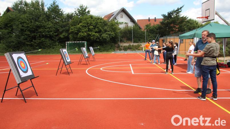 Nachwuchswerbung ist wichtig, deshalb ist der Bogenclub Oberviechtach auch in den Schulen präsent. Bild: frd