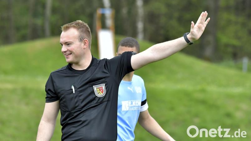 Schiedsrichter Moritz Fischer von der SpVgg Ebermannsdorf pfeift am Samstag in Ingolstadt sein erstes Spiel in der Bayernliga. Archivbild: Hubert Ziegler