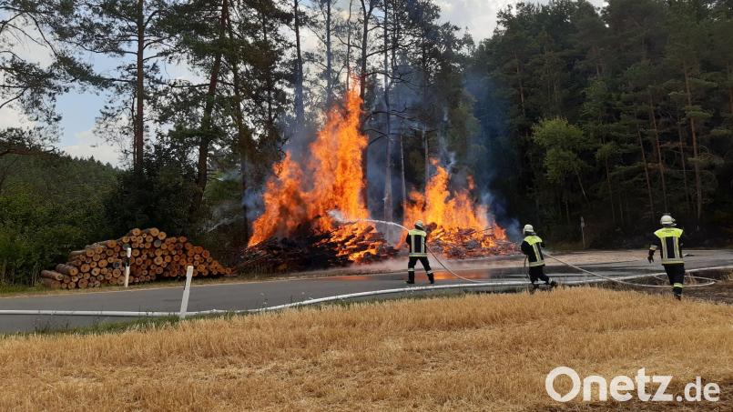 100 Ster Holz standen zwischen Viehhofen und Velden in Vollbrand. Bild: Roland Löb/ exb