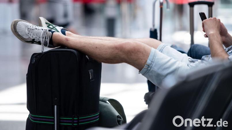 Derzeit ist an deutschen Flughäfen mit Verzögerungen im Reiseverkehr zu rechnen. Reisende sollten ihre Rechte bei Flugausfällen, Gepäckverlust, Waldbränden im Urlaubsland und den Corona-Bestimmungen kennen. Symbolbild: Marius Becker/dpa