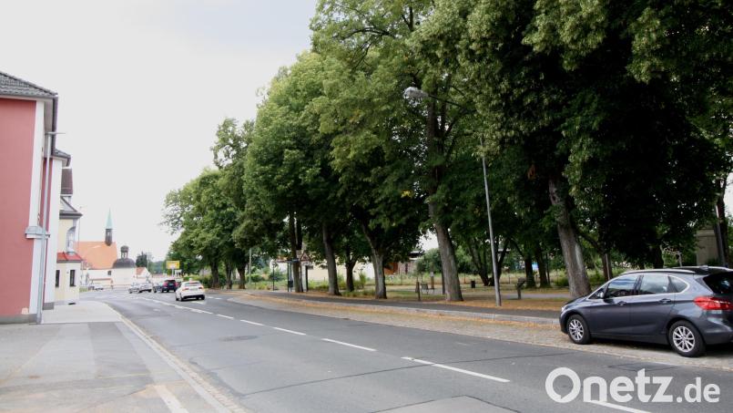 Unübersichtliche Linkskurve, Bahnschranke und dazu künftig auf der Fahrbahn haltende Busse: Die vorgeschlagene Neugestaltung der Park-Seite der Bahnhofstraße, bei der ein Großteil der Seitenbucht zugunsten eines Rad- und Fußwegs beseitigt und die Bushaltestelle auf die Fahrbahn verlegt werden soll, könnte nach Meinung einiger Stadträte Verkehrsbehinderungen und Unfallgefahren heraufbeschwören. Bild: bjp