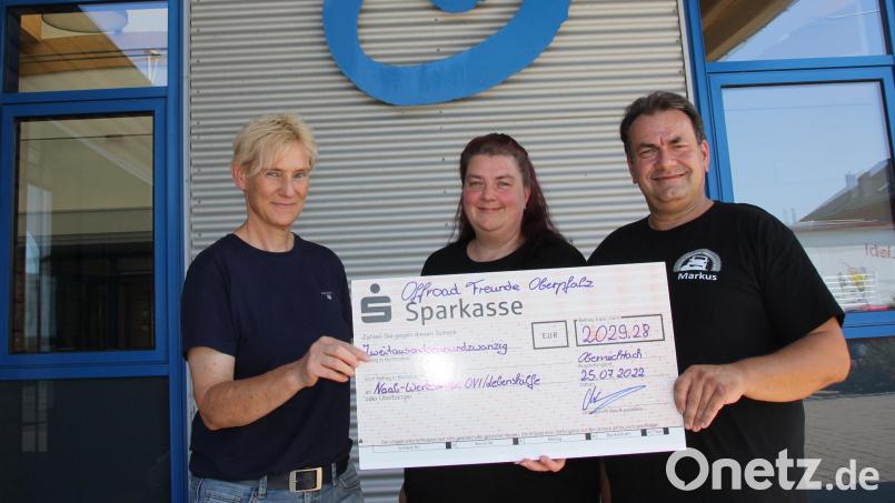 Der Vorsitzende der Offroad-Freunde Oberviechtach, Markus Dums (rechts) übergab, zusammen mit Gattin Cindy (Mitte) an die Geschäftsführerin Margit Gerber (links) für die Oberviechtacher Naab-Werkstätten eine Spende in Höhe von 2029 Euro aus dem Erlös der Benefizveranstaltung im Juni. Bild: frd