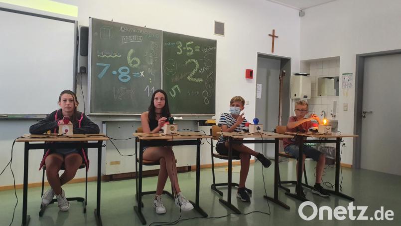 Bei der Schulmeisterschaft im Kopfrechnen setzte sich (von links) Emma Schwegler vor Pia Wehrl, Tobias Irl und Yannik Schobel durch. Bild: Jochen Schienle/exb