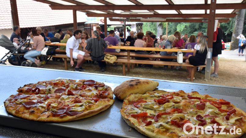 Die Festpizza ist für viele der Renner und eine italienisch-kulinarische Abwechslung zu Bratwürsten, Braten und Burger. Bild: Stephan Huber