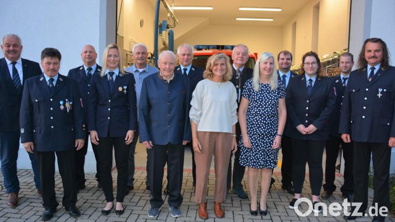 Eine Reihe jahrzehntelanger Mitglieder ehrte die Feuerwehr Pfaffenreuth bei ihrer Jahreshauptversammlung. Im Bild die Geehrten mit Vorsitzendem Max Ernstberger (rechts), Bürgermeister Johann Burger (links) und Kommandant Konrad Kolb (Zweiter von links). Bild: jr