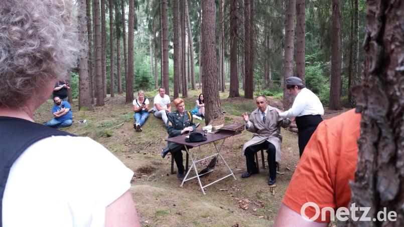 An der vorgetäuschten Grenze ist Endstation für viele Flüchtlinge. Sie wurden mit perfiden Mitteln in die Falle gelockt. Die Zuschauer erleben die Festnahme im Wald hautnah mit. Bild: as