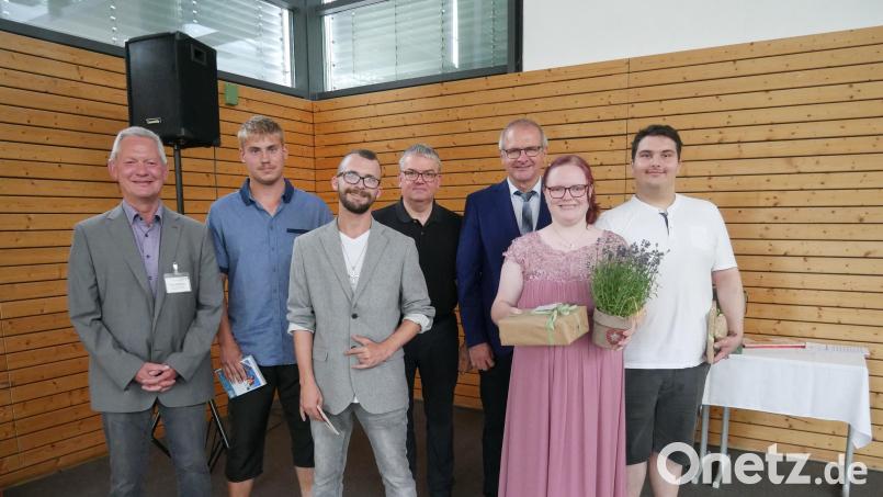 Die Prüfungsbesten zeigt das Bild mit den Vertretern der prüfenden Stellen Josef Hofbauer, Markus Huber und Johannes Hebauer (von links). Bild: Lisa Dittrich/exb