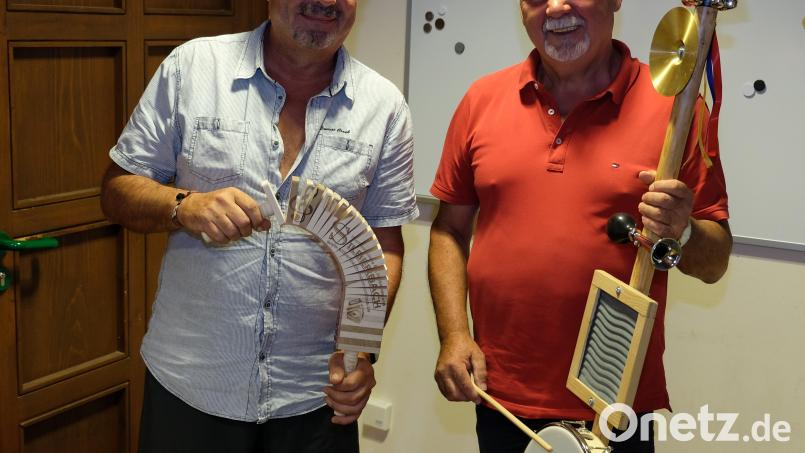 Zur Verwendung für die Kultveranstaltungen der Vorbacher Freidamusi finanzierte der Kulturverein mit Unterstützung des LAG Forums NeustadtPlus die Anschaffung einer Teufelsgeige, eines Instrumentenständers und von Kleininstrumenten. Es freuen sich Vorsitzender Gerd Retzer (rechts) und sein Vize Werner Meier Bild: do