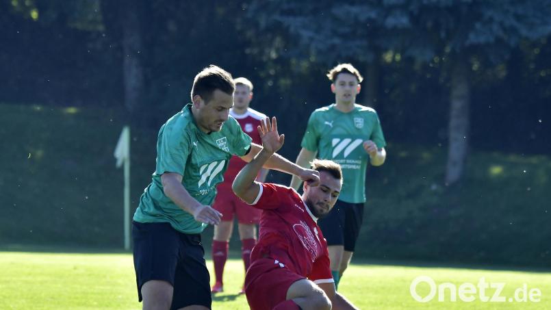 Tobias Eichermüller (links) erzielte die 2:1-Führung für den 1. FC Rieden. Archivbild: Hubert Ziegler