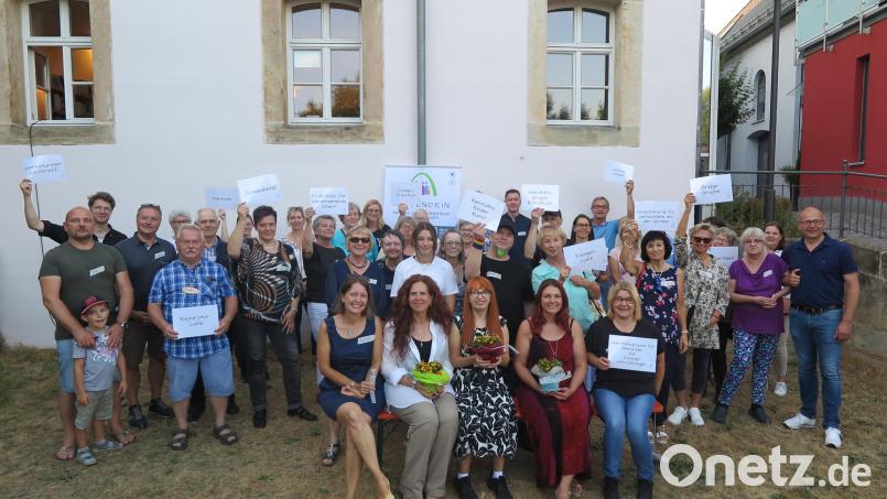 „Lasst es euch heute gut gehen“, forderte Bürgermeister Roman Schäffler (rechts) die ehrenamtlichen Helfer auf, nachdem er ihnen ein Dankeschön für ihre Mitarbeit im Familien- und Bürgerzentrum Mittendrin gesagt hatte. Bild: jzk