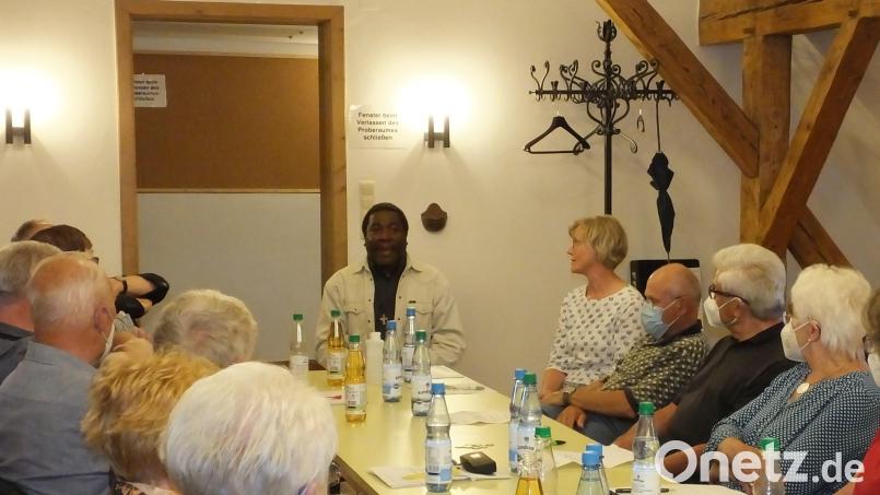 Bei der Jahreshauptversammlung der Aktion Solidarität konnte als Gastredner Pfarrer Casimir Dosseh (links) aus der Pfarrei Pyrbaum bei Neumarkt begrüßt werden. Bild: Werner Fritsch/exb