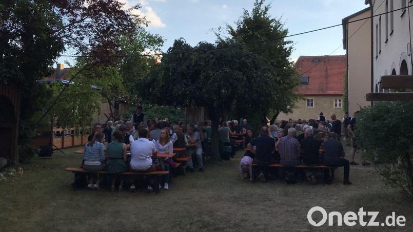 Im Pfarrgarten lassen es sich zahlreiche Besucher bei der Kirwa des Burschenvereins gut gehen. Bild: sne