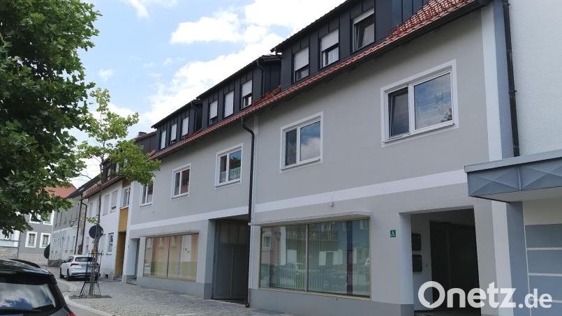 Die zwei leerstehenden Gewerbeeinheiten in den Mehrfamilienhäusern Schönseer Straße 4 und 6 werden zu Wohnungen umgebaut. Bild: Portner
