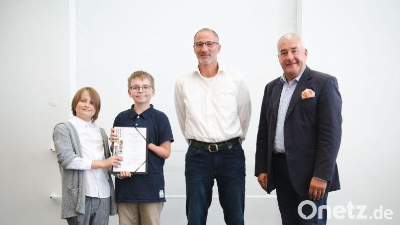 Oberstudienrat Johann Schärtl mit den beiden Schülern Luke O&#039;Hanlon und Vincent Komraus aus der Begabtenklasse des Kepler-Gymnasiums bei der Preisverleihung in München. Ludwig Spaenle (rechts) gratuliert als Antisemitismus-Beauftragter der Bayerischen Staatsregierung. Bild: Andreas Gebert/exb
