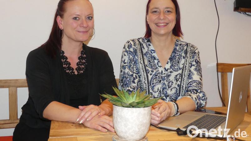 Maria Rübe-Hitzinger (links) und Nicole Gleißner begleiten die Jahreshauptversammlung des Fördervereins Markus-Gottwalt-Schule mit informativen Beiträgen. Bild: rn