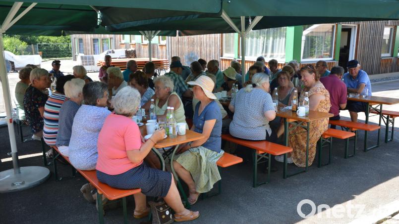 Die Grillfeier kam gut an. Die AWO hatte auch für ein großes Salatbuffet und Musik gesorgt. Bild: Michael Welnhofer/exb