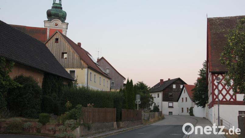 Die Höchstgeschwindigkeit auf der Ortsdurchfahrt in Bad Neualbenreuth soll auf 30 km/h beschränkt werden. Die Begrenzung würde auf Höhe des Kindergartens (rechts) beginnen. Bild: kro