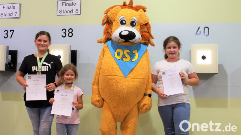 Die glücklichen Ebermannsdorfer Schützinnen nach der Preisverleihung (von links): Julie Ranglova, Leni Steup, Tiro, das Maskottchen der Oberpfälzer Schützenjugend, und Isabell Steup. Bild: wec
