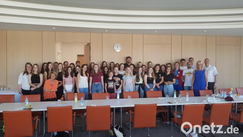 Die Klassen 8a und 8b der Mädchenrealschule Waldsassen mit ihren Lehrern Michael Arbter und Verena Pentner, Mitglieder der Jugendräte aus dem Landkreis Tirschenreuth und KJR-Vorsitzender Jürgen Preisinger trafen Sozialministerin Ulrike Scharf (Zweite von rechts). Bild: KJR Tirschenreuth, Jürgen Preisinger/exb