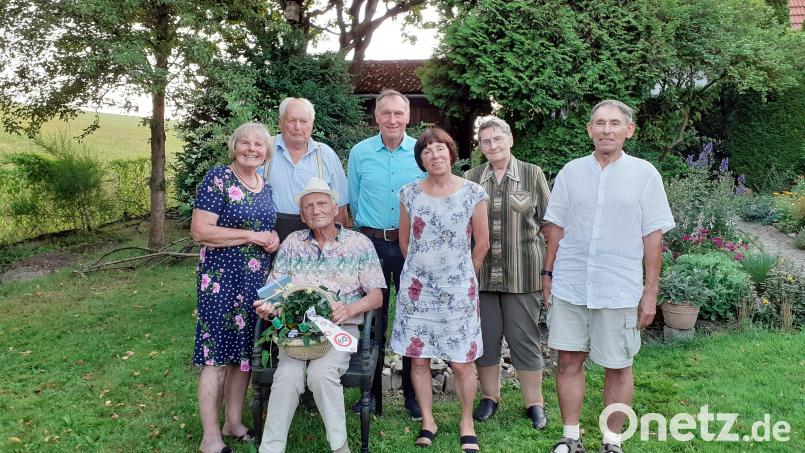 Viele Gratulanten fanden sich am 80. Geburtstag von Robert Menzel (vorne sitzend) in dessen Haus ein, um mit ihm dessen runden Geburtstag zu feiern. Bild: fks