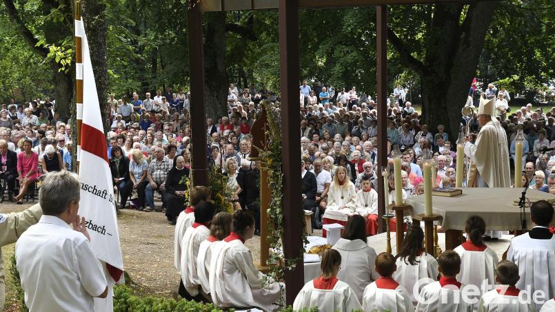Bischof Rudolf Voderholzer aus Regensburg predigt bei der Pontifikalmesse 2019 am Annaberg-Freialtar. Dieses Jahr sind drei Frauen als Prediger eingeladen. Archivbild: Petra Hartl