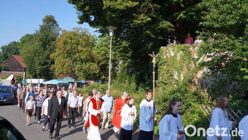 Unter den Tönen der Trachtenkapelle Waldthurn geht es zum Gotteshaus. Bild: fvo