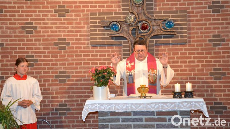 Pfarrer Udo Klösel hält den Festgottesdienst zum Patrozinium der Ortskapelle Sankt Jakobus in Gaisheim. Bild: gi