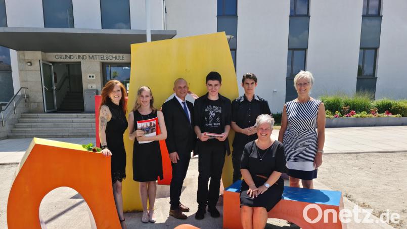 Schulleiterin Anja Bräu, Paula Findling, Klassenleiter Uwe Prößl, Christoph Schneider, Daniel Fazakas, Elternbeiratsvorsitzende Katrin Przetak und zweite Bürgermeisterin Anita Stauber (von links) freuen sich über einen erfolgreichen Abschlussjahrgang an der Grund- und Mittelschule Grafenwöhr. Bild: sne