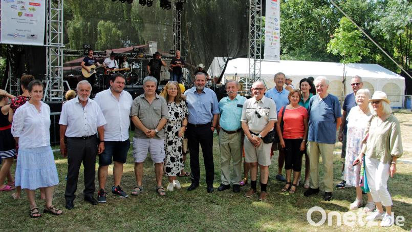 Gastgeber und Gäste zeigt das vor der großen Bühne im Park der Partnerstadt in Tschechien. Bild: Josef Götz/exb