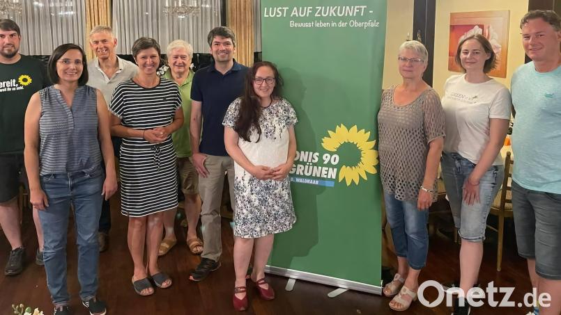 Das Vorstandsteam des Grünen-Kreisverbandes; in der Mitte die Kreissprecher Anne Droste und Harald Neumann (Vierte und Fünfter vpn rechts). Bild: Grüne/exb