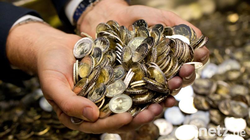 Das Amtsgericht Amberg sah es als erwiesen an, dass ein 28-Jähriger, der Geldautomaten in Bankfilialen warten sollte, sich drei Mal aus deren Münzkassetten bedient hat. Symbolbild: Sven Hoppe/dpa