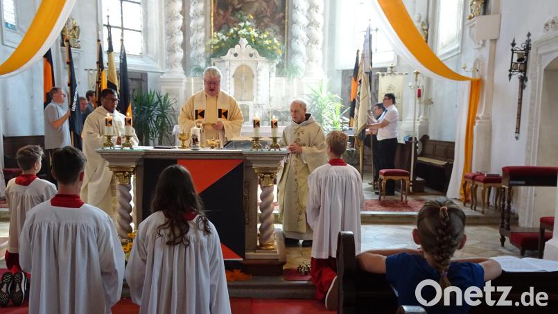Höhepunkt der Jubiläumsfeier war der festliche Gottesdienst mit Diözesanpräses Karl-Dieter Schmidt (Mitte), Ehrenpräses Pater Bernhard Braun und Kolpingpräses Pater Robin. Bild: hm