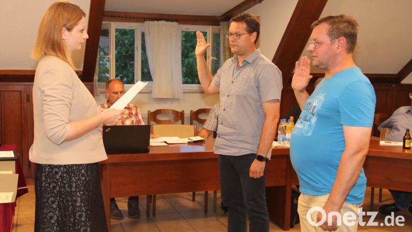 Bürgermeisterin Marina Hirnet vereidigt Stefan Frischholz (rechts) und Achim Helgert als Feldgeschworene. Bild: pi